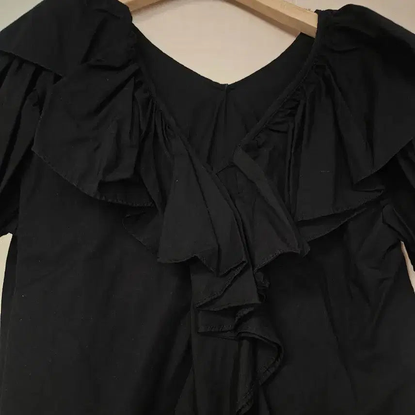 [BUNJANG] Black Frill Puff Sleeve Blouse / 프릴 블라우스 검정색 퍼프 반팔