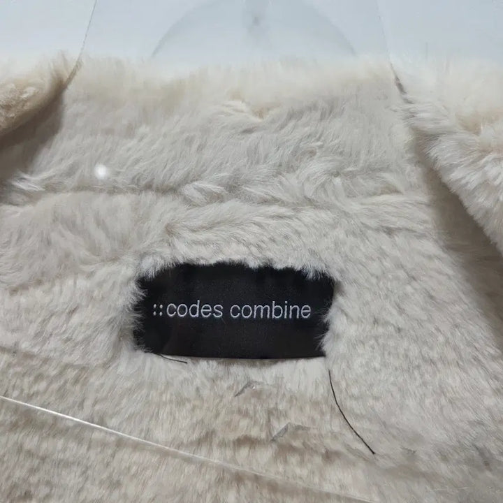[BUNJANG] Codes Combine Ivory Faux Fur Coat / 코데즈컴바인 아이보리 무스탕 코트 26041601
