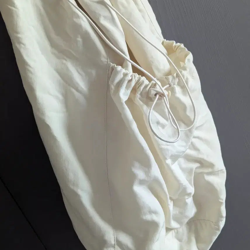 [BUNJANG] Blossom Mond Ivory Drawstring Backpack / blossom 블로썸 블라썸 몬드 아이보리 드로우스트링 백팩 새상품