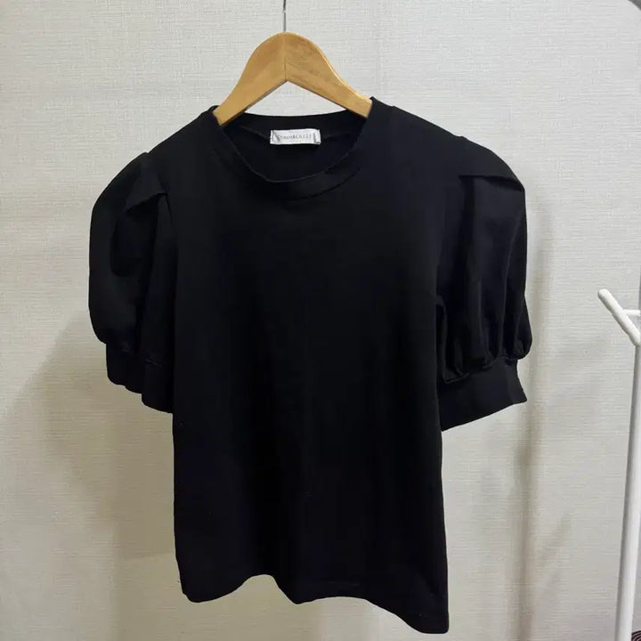[SOLD OUT] 새상품 블랙 퍼프 반팔 티셔츠