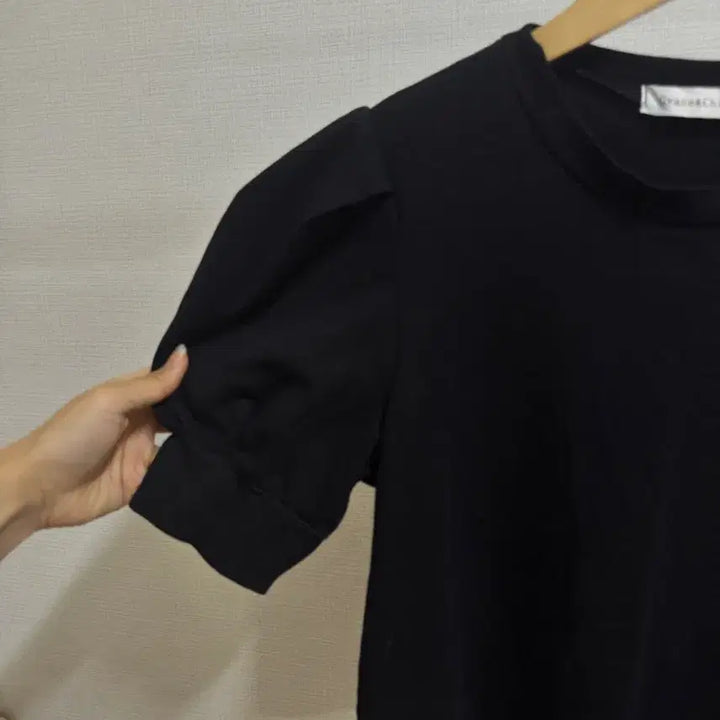 [SOLD OUT] 새상품 블랙 퍼프 반팔 티셔츠