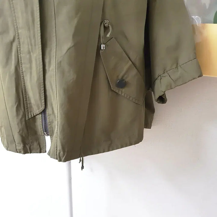 [BUNJANG] RYAN Hooded Asymmetrical Windbreaker Jacket / RYAN 가오리핏 야상 바람막이 55~99 후드언발 카키 F