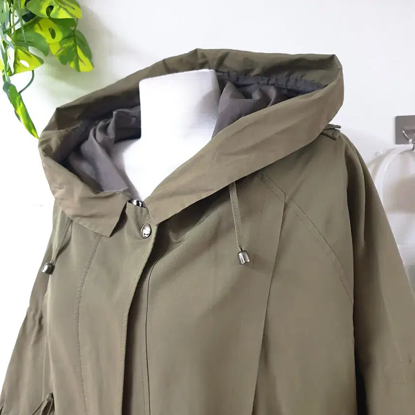 [BUNJANG] RYAN Hooded Asymmetrical Windbreaker Jacket / RYAN 가오리핏 야상 바람막이 55~99 후드언발 카키 F
