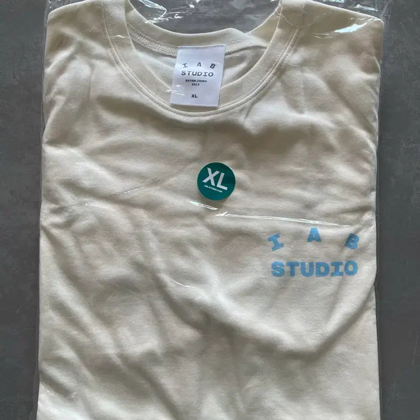 [SOLD OUT] 아이앱 스튜디오 반팔 티셔츠 크림 스카이 블루 [XL]