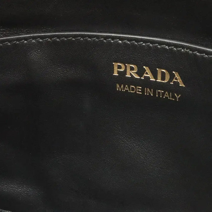 [BUNJANG] Prada Diagram Mini Chain Crossbody Bag / 프라다 블랙 카프스킨 금장 다이어그램 미니 체인 크로스백 / 1BH084