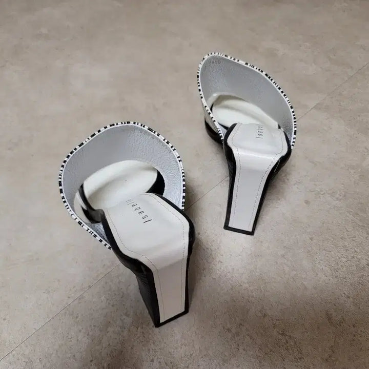 [BUNJANG] Isabella Real Leather Striped Mule Sandals / isabella 리얼가죽 수제화  스트라이프 뮬 샌들 화이트