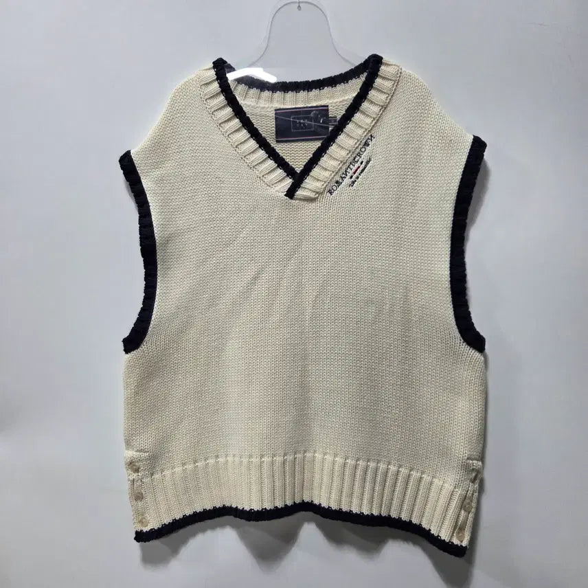 [BUNJANG] Romantic Crown Ivory Side Button Knit Vest / 로맨틱크라운 아이보리 사이드 버튼 니트 베스트 M 26041610