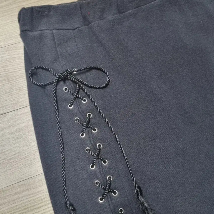 [SOLD OUT] 아일렛 트임 블랙 빈티지 스커트