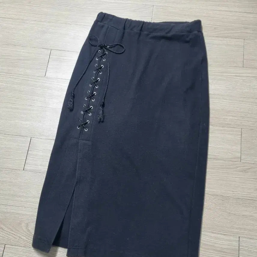 [SOLD OUT] 아일렛 트임 블랙 빈티지 스커트