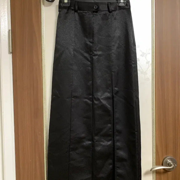 [BUNJANG] Bohemian Seoul Slit Long Satin Skirt / 보헤미안서울 슬릿 롱 새틴 스커트