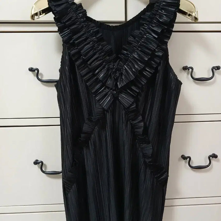 [BUNJANG] Obze Pleats Ruffle Sleeveless Blouse / 오브제 플리츠 러플 민소매 블라우스 (55)