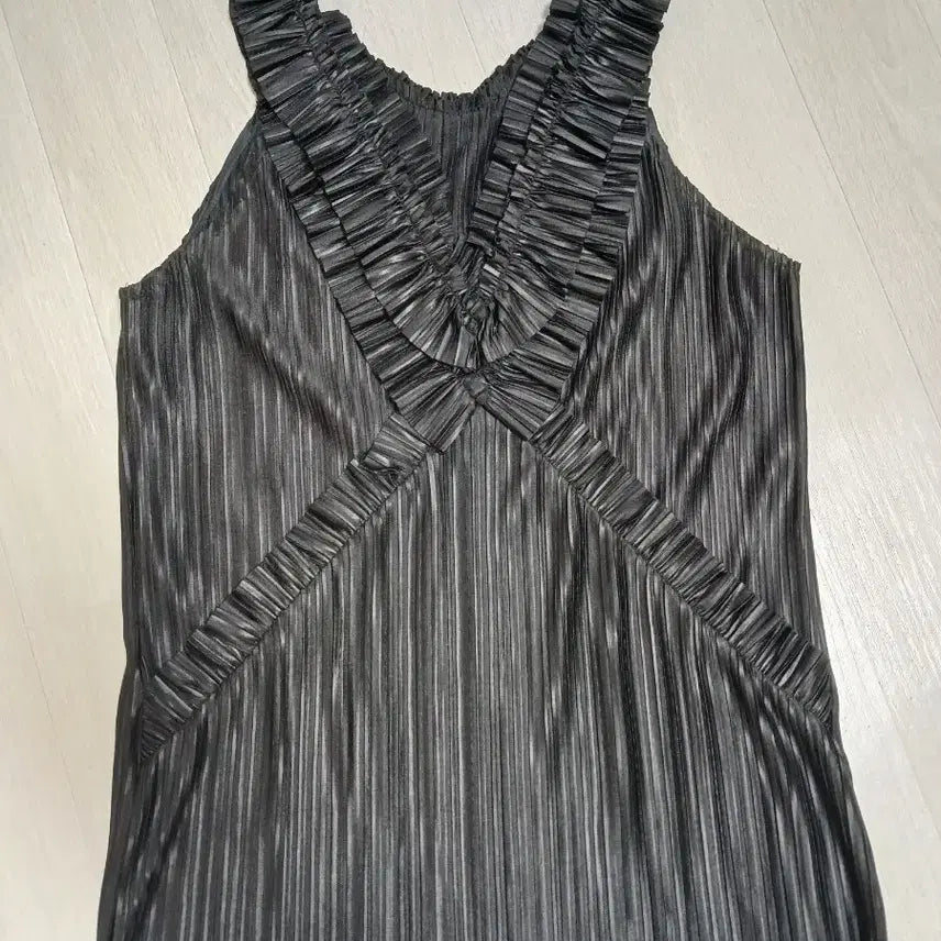 [BUNJANG] Obze Pleats Ruffle Sleeveless Blouse / 오브제 플리츠 러플 민소매 블라우스 (55)