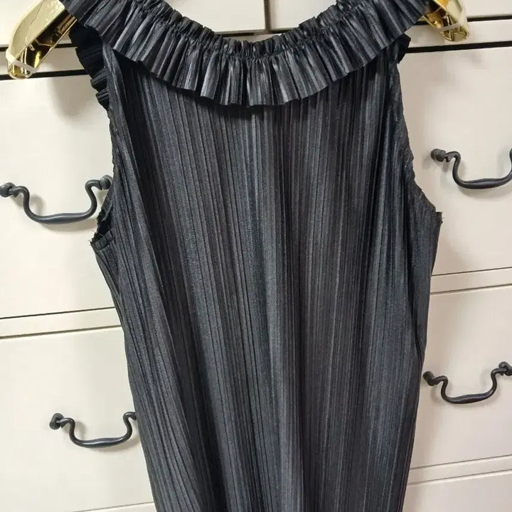 [BUNJANG] Obze Pleats Ruffle Sleeveless Blouse / 오브제 플리츠 러플 민소매 블라우스 (55)
