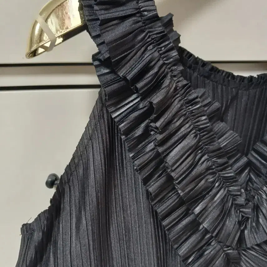[BUNJANG] Obze Pleats Ruffle Sleeveless Blouse / 오브제 플리츠 러플 민소매 블라우스 (55)
