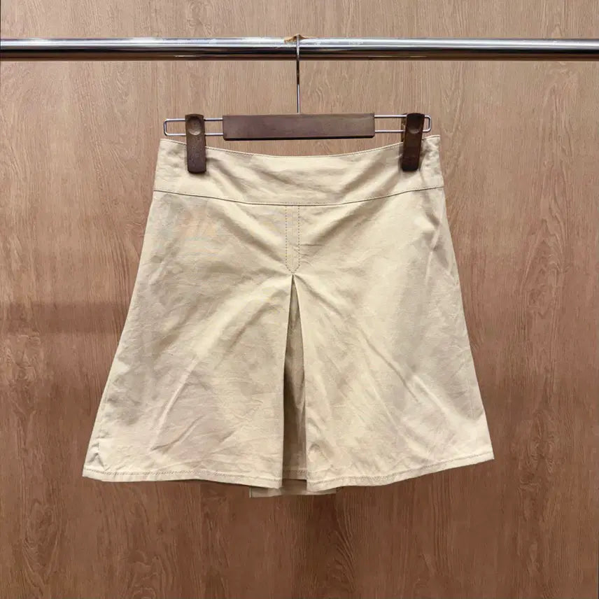 [BUNJANG] Burberry Blue Label Mini Flare Skirt Beige / 버버리 블루 라벨 미니 플레어 스커트 로고 자수 디테일 베이지
