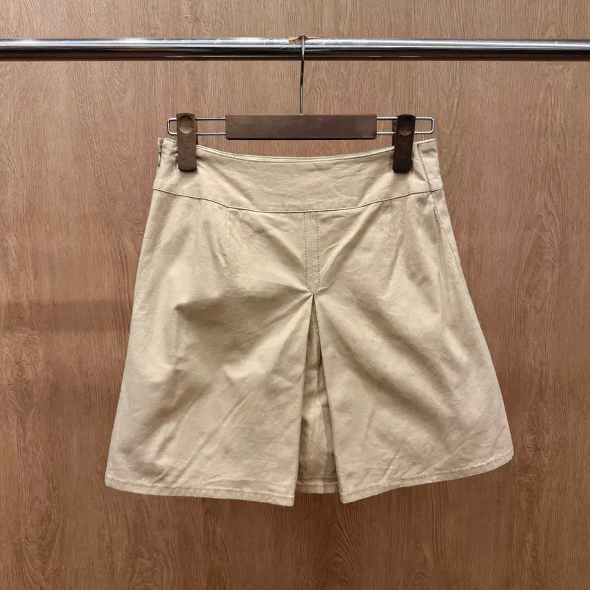 [BUNJANG] Burberry Blue Label Mini Flare Skirt Beige / 버버리 블루 라벨 미니 플레어 스커트 로고 자수 디테일 베이지