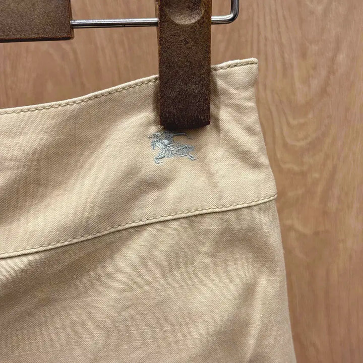 [BUNJANG] Burberry Blue Label Mini Flare Skirt Beige / 버버리 블루 라벨 미니 플레어 스커트 로고 자수 디테일 베이지