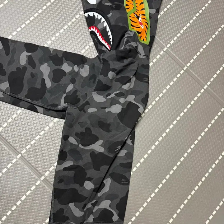 [SOLD OUT] 베이프 흑게 후드집업 / S