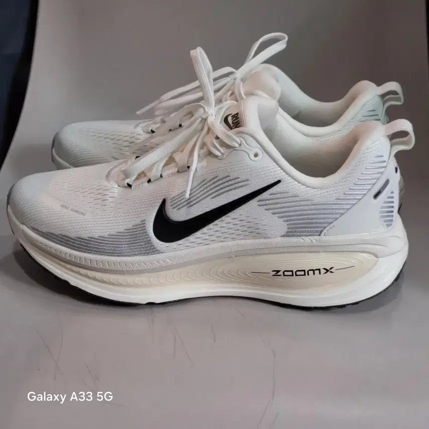 [SOLD OUT] 나이키  줌 보메로 18  250mm