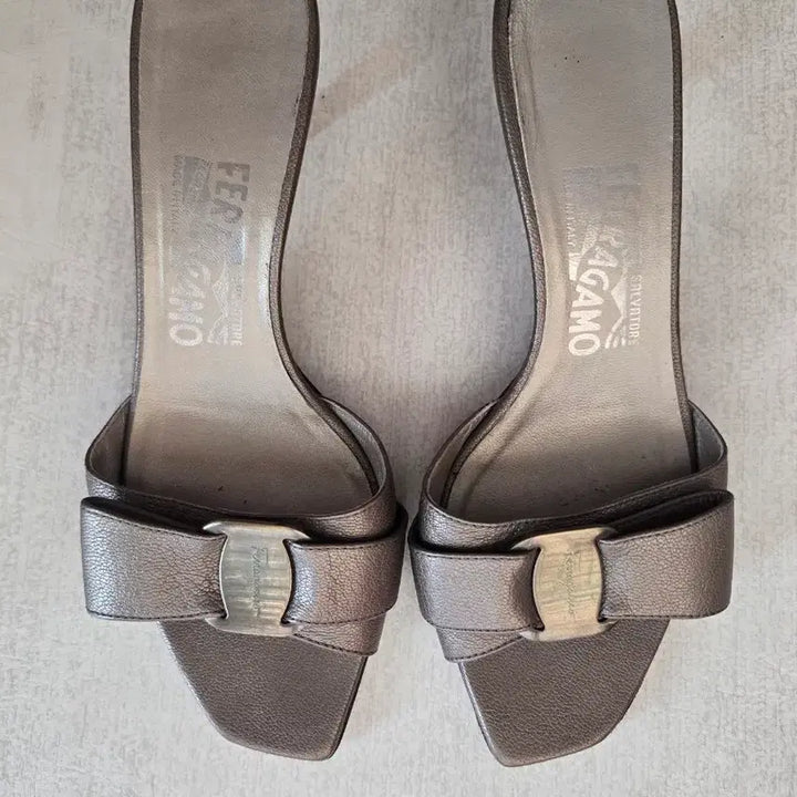[BUNJANG] Ferragamo Mule 35.5 Gold Brown Slippers / 페라가모 뮬 35.5 골드브라운 슬리퍼 225-230