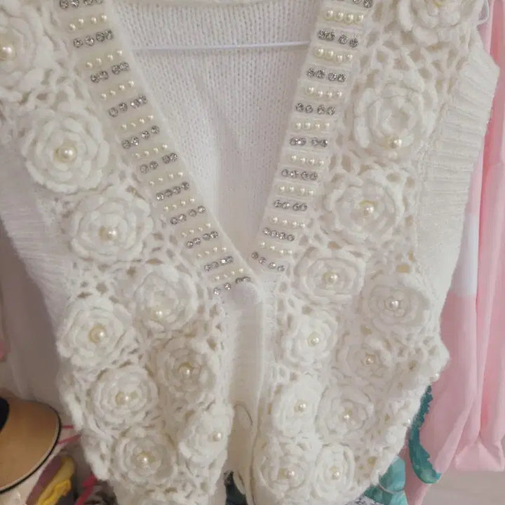 [BUNJANG] Ivory Pearl Embellished Knit Vest / 아이보리 진주 장식 니트 조끼