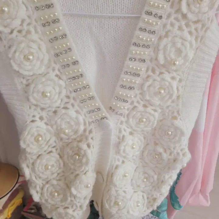 [BUNJANG] Ivory Pearl Embellished Knit Vest / 아이보리 진주 장식 니트 조끼