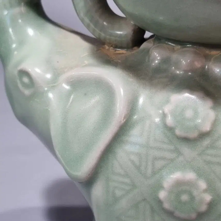 [BUNJANG] Yongcheon Kiln Celadon Elephant Incense Burner / 용천요 청자 코끼리 향꽂이