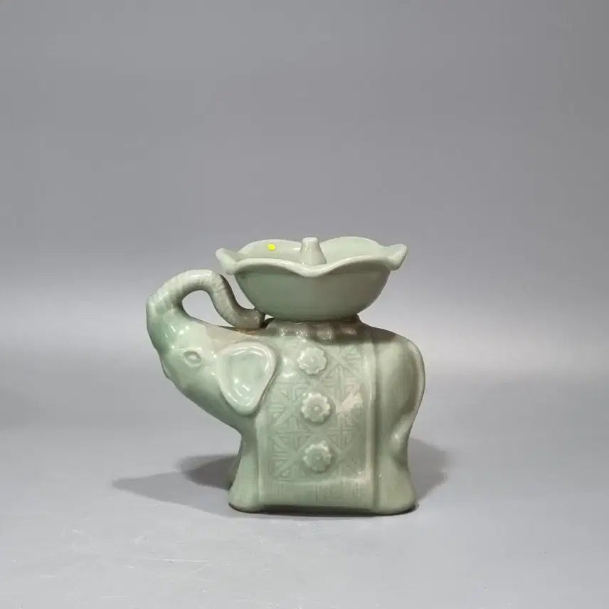 [BUNJANG] Yongcheon Kiln Celadon Elephant Incense Burner / 용천요 청자 코끼리 향꽂이