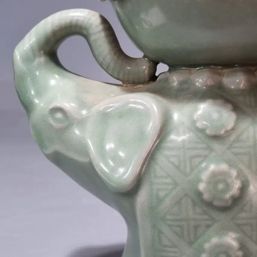 [BUNJANG] Yongcheon Kiln Celadon Elephant Incense Burner / 용천요 청자 코끼리 향꽂이