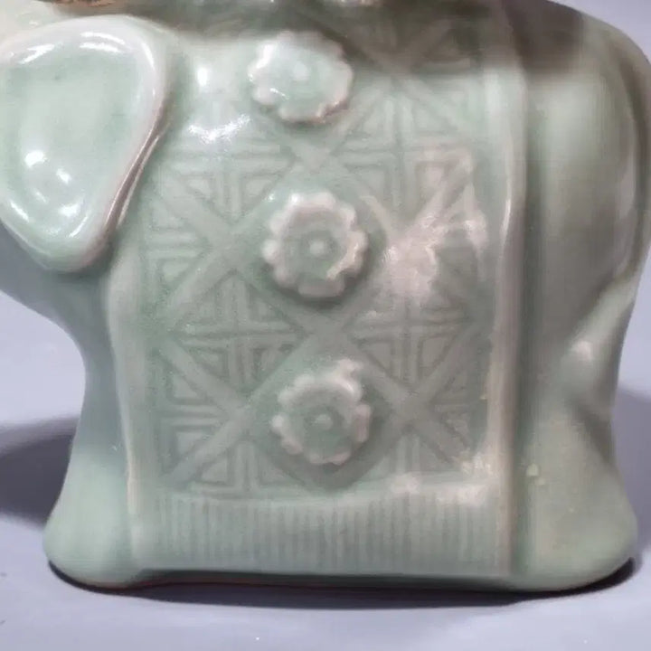 [BUNJANG] Yongcheon Kiln Celadon Elephant Incense Burner / 용천요 청자 코끼리 향꽂이