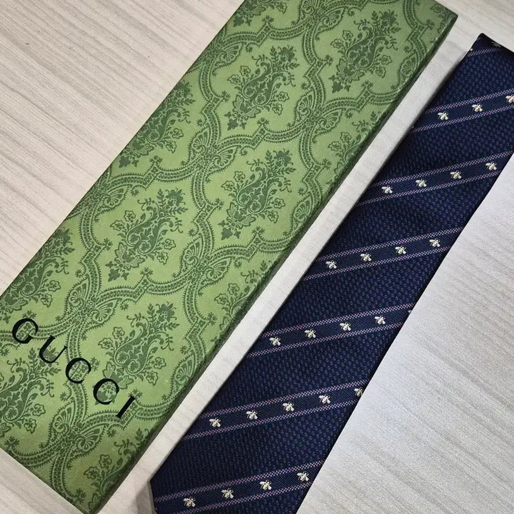 [BUNJANG] Gucci Petite Bee Silk Tie (Navy) / 구찌 GUCCI 쁘띠꿀벌 실크넥타이(네이비)