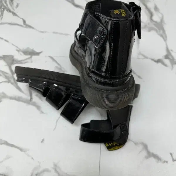 [BUNJANG] Dr. Martens Clarissa Sandals / 닥터마틴 클라리사 샌들 에나멜 블랙
