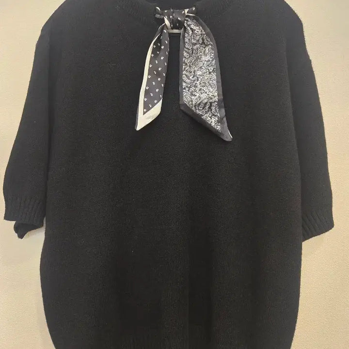[SOLD OUT] 블랙 스카프 니트(새상품)