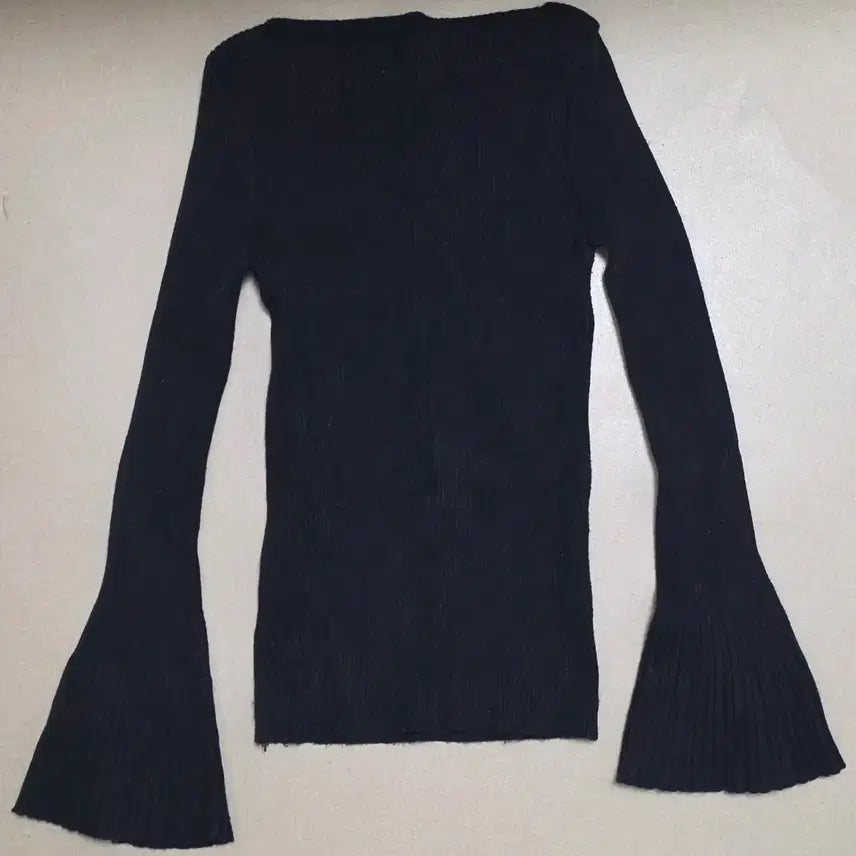 [BUNJANG] Black Long Sleeve Ribbed Bell Sleeve T-Shirt / 블랙 긴팔 검정 골지 나팔소매 티셔츠 상의 기본티