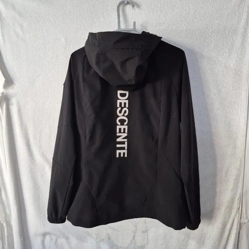 [SOLD OUT] M 데상트 블랙 후드 바람막이