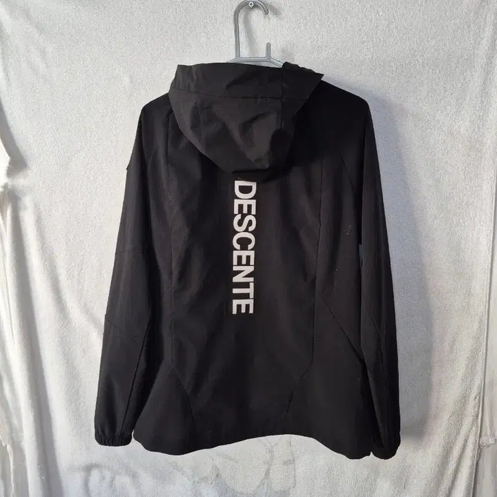 [SOLD OUT] M 데상트 블랙 후드 바람막이