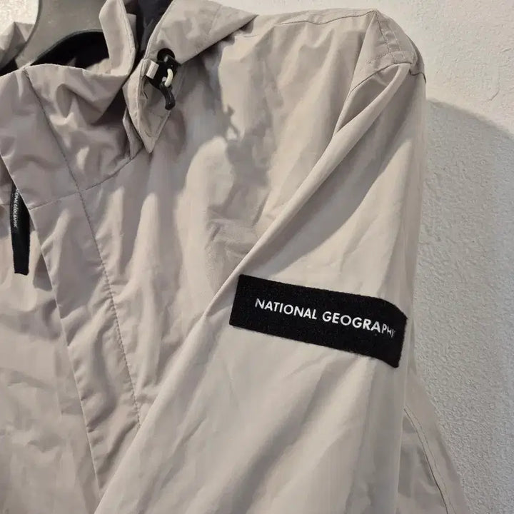 [BUNJANG] National Geographic Ivory Hooded Windbreaker Jacket / 내셔널지오그래픽 바람막이 아이보리 후드 자켓