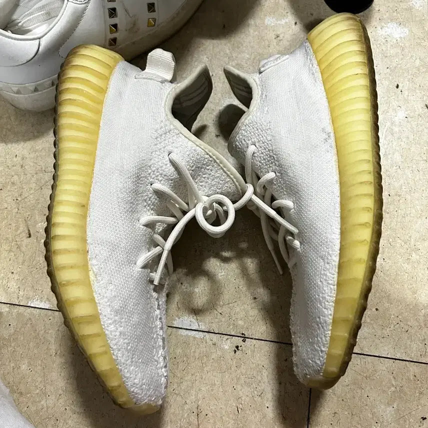 [BUNJANG] Adidas Yeezy Boost 350 V2 Cream White Sneakers / 아디다스 이지부스트 350 V2 크림화이트 245