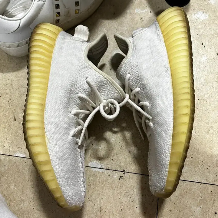 [BUNJANG] Adidas Yeezy Boost 350 V2 Cream White Sneakers / 아디다스 이지부스트 350 V2 크림화이트 245