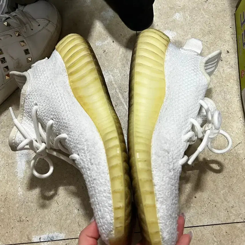 [BUNJANG] Adidas Yeezy Boost 350 V2 Cream White Sneakers / 아디다스 이지부스트 350 V2 크림화이트 245