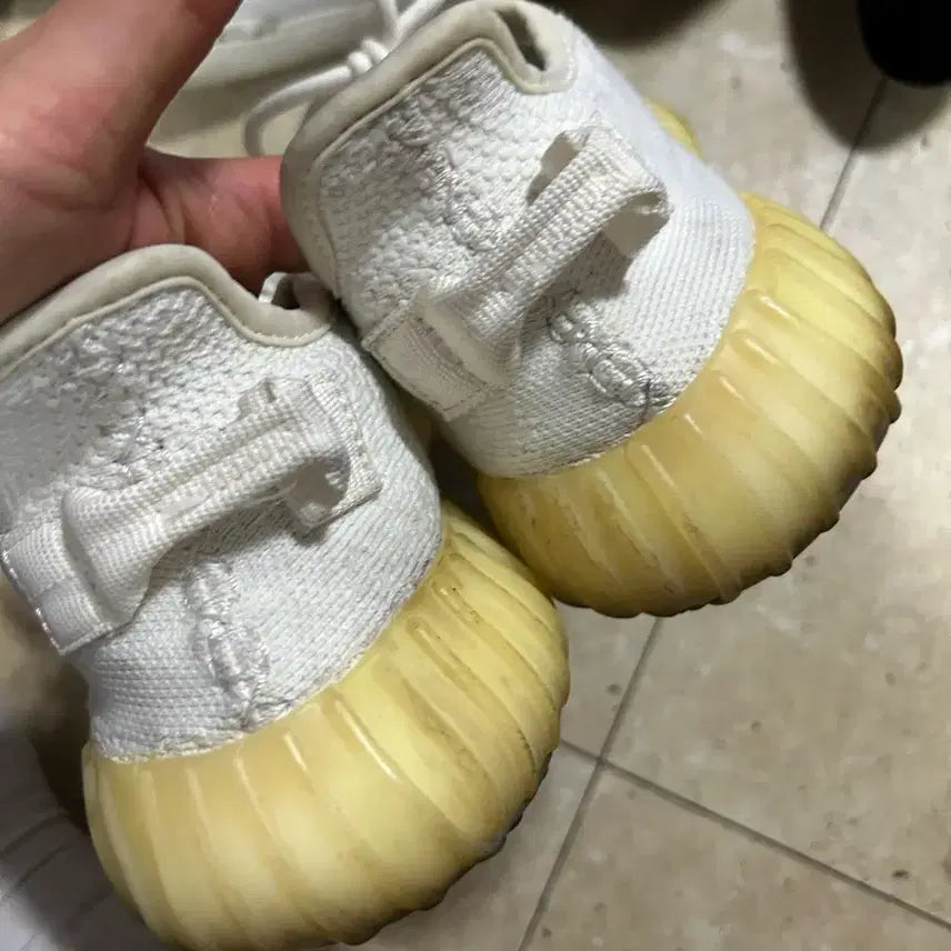 [BUNJANG] Adidas Yeezy Boost 350 V2 Cream White Sneakers / 아디다스 이지부스트 350 V2 크림화이트 245