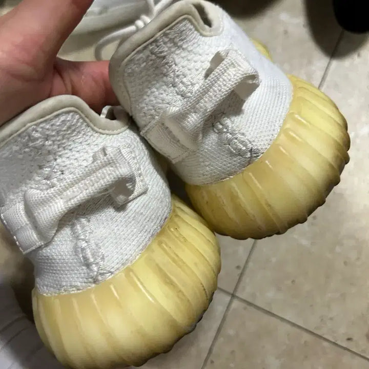 [BUNJANG] Adidas Yeezy Boost 350 V2 Cream White Sneakers / 아디다스 이지부스트 350 V2 크림화이트 245