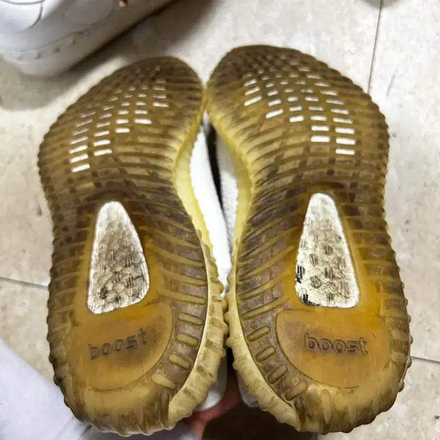 [BUNJANG] Adidas Yeezy Boost 350 V2 Cream White Sneakers / 아디다스 이지부스트 350 V2 크림화이트 245