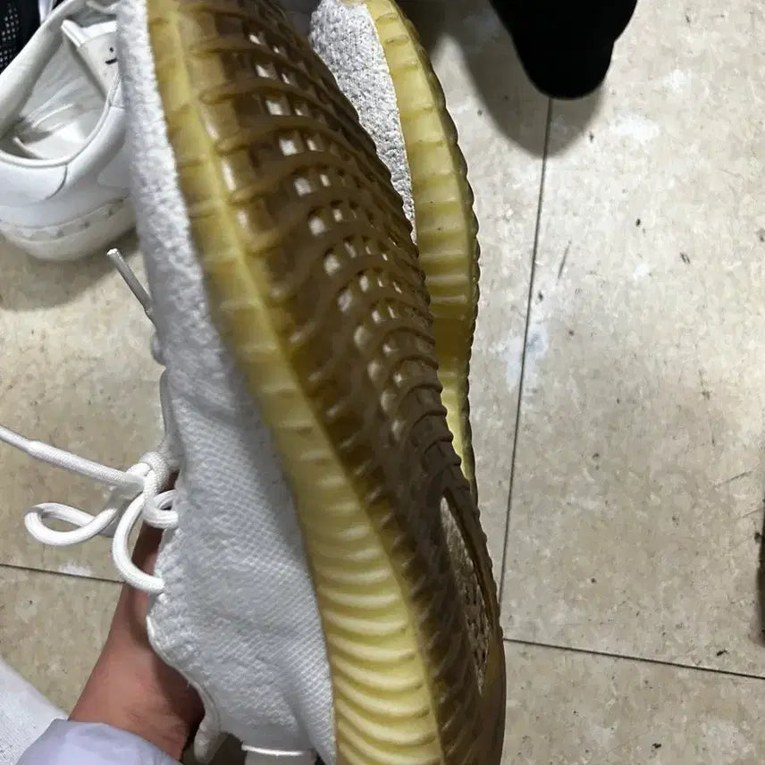 [BUNJANG] Adidas Yeezy Boost 350 V2 Cream White Sneakers / 아디다스 이지부스트 350 V2 크림화이트 245