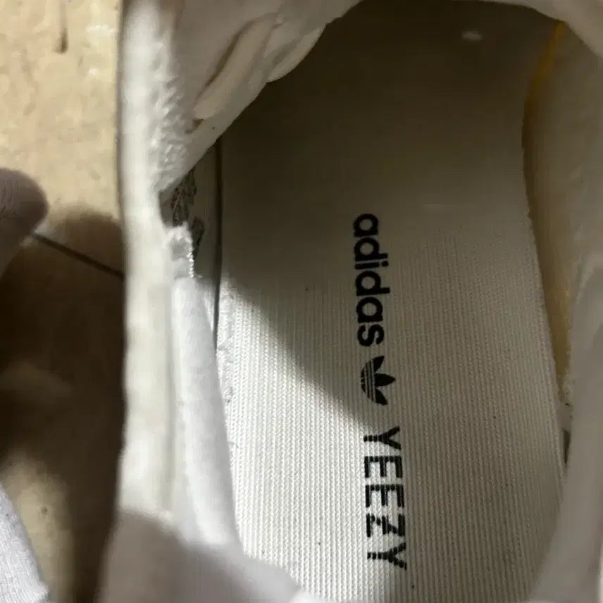 [BUNJANG] Adidas Yeezy Boost 350 V2 Cream White Sneakers / 아디다스 이지부스트 350 V2 크림화이트 245