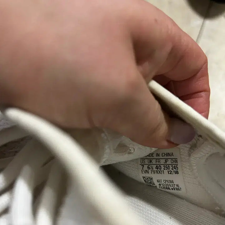 [BUNJANG] Adidas Yeezy Boost 350 V2 Cream White Sneakers / 아디다스 이지부스트 350 V2 크림화이트 245