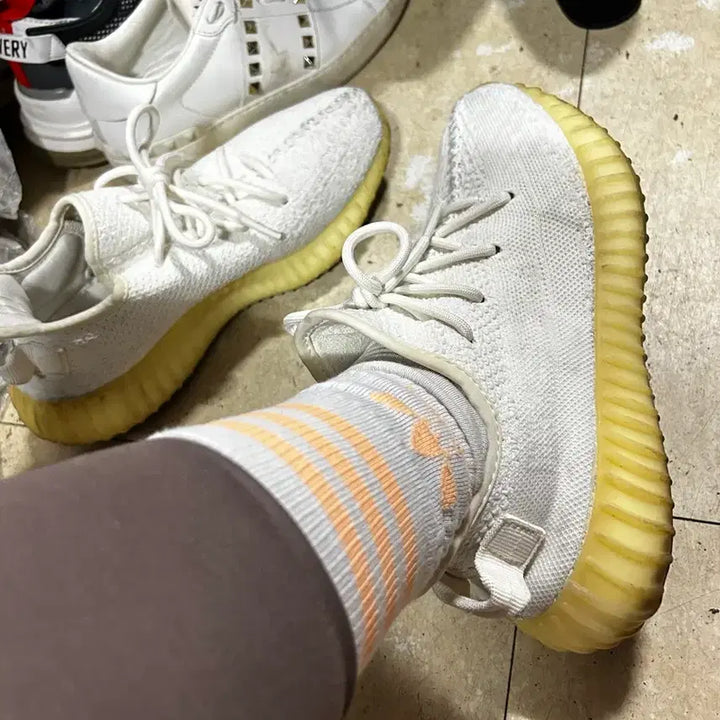 [BUNJANG] Adidas Yeezy Boost 350 V2 Cream White Sneakers / 아디다스 이지부스트 350 V2 크림화이트 245