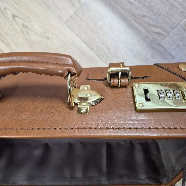 [BUNJANG] Studio Ghibli Laputa Limited Edition Leather Bag / 스튜디오 지브리 천공의 성 라퓨타 한정판 가죽가방