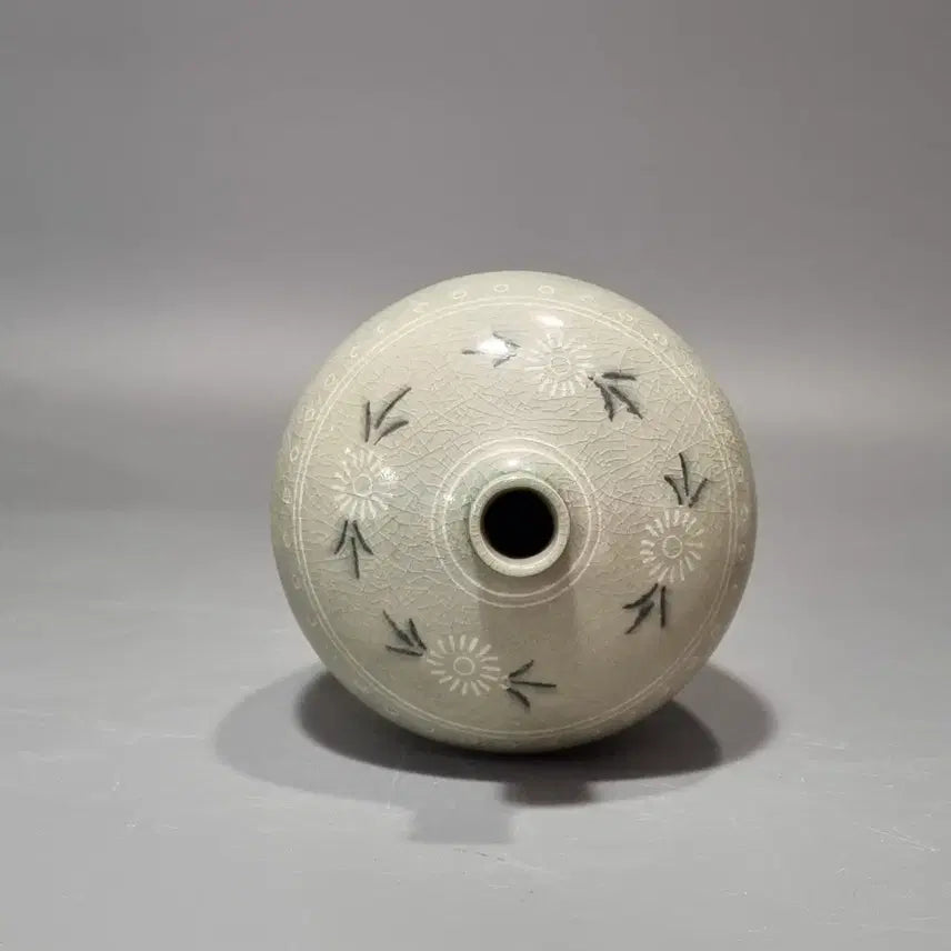[BUNJANG] Celadon Porcelain Black and White Crane Plum Vase / 청자 흑백상감선학문매병. 높이 24.5
