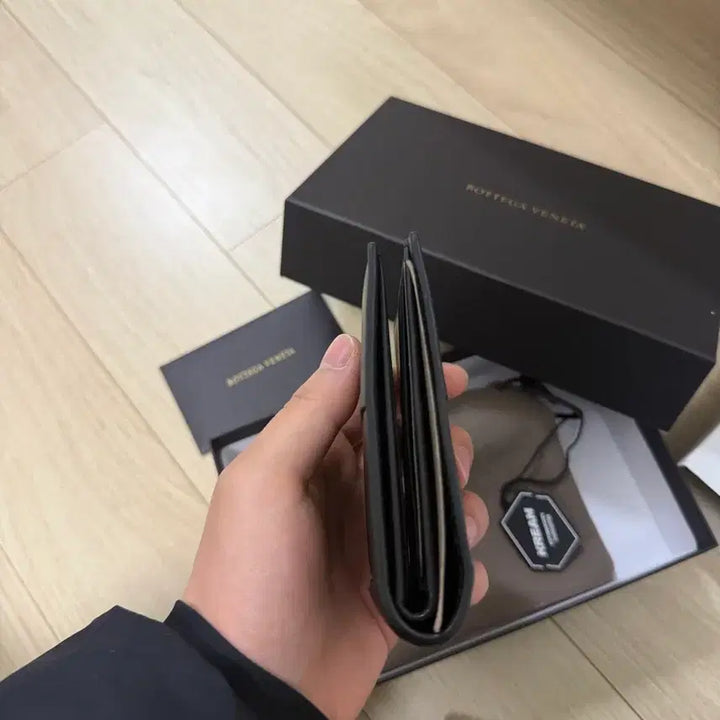 [SOLD OUT] 새상품 크림 보테가베네타 반지갑 블랙
